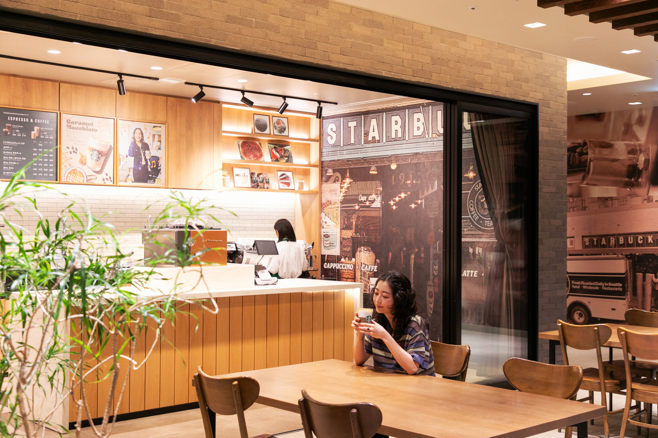 スターバックスでリラックスする鈴木真海子さん