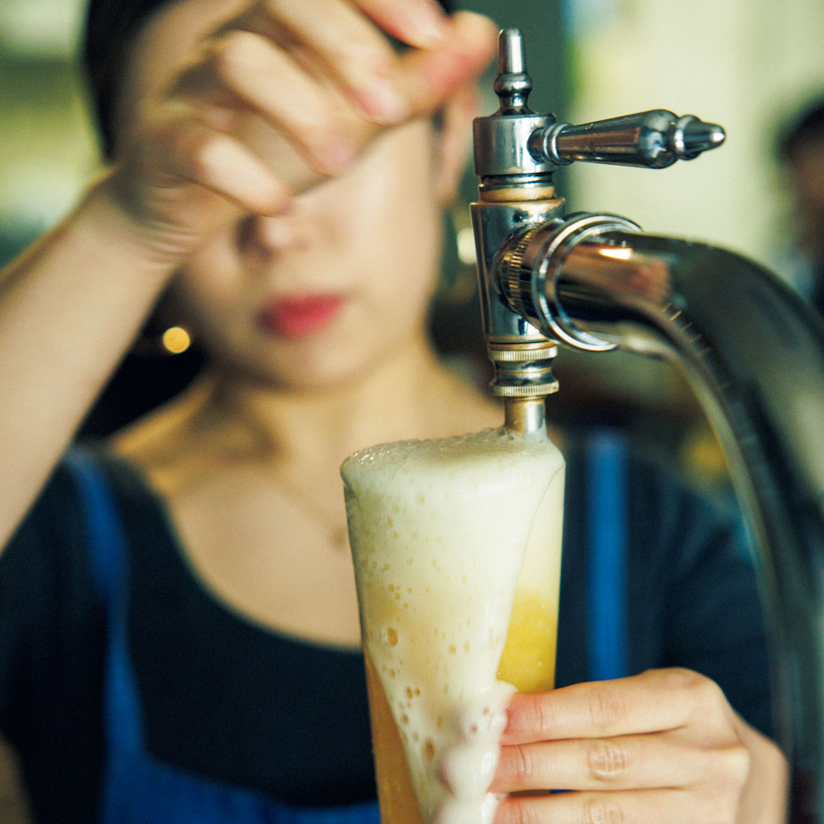 スイングカランでビールを注ぐ様子