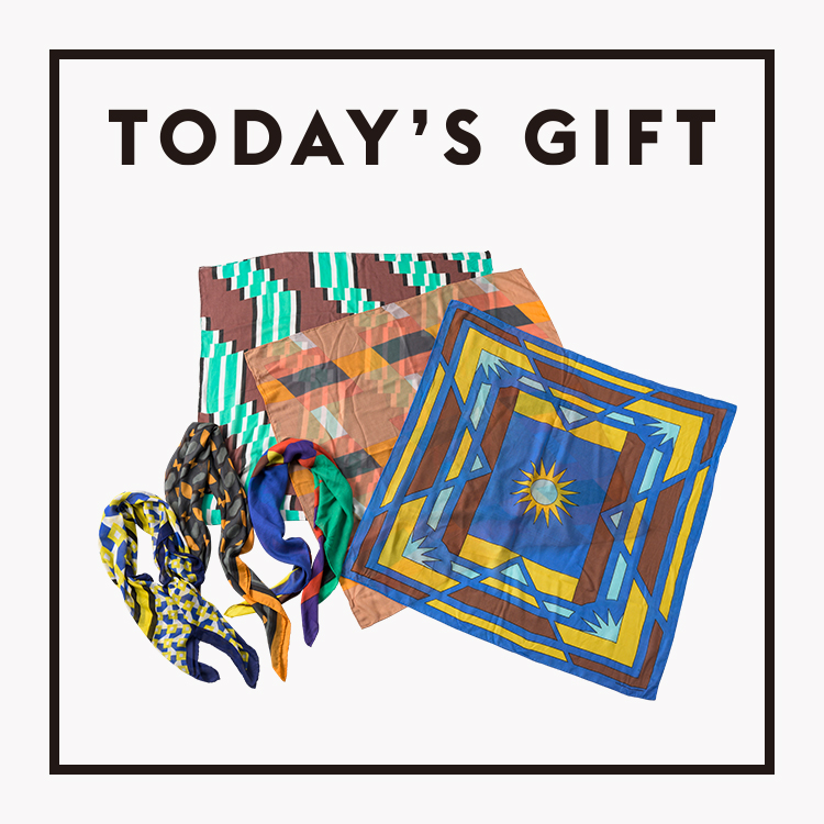 〈sublimeroe〉の大判スカーフ