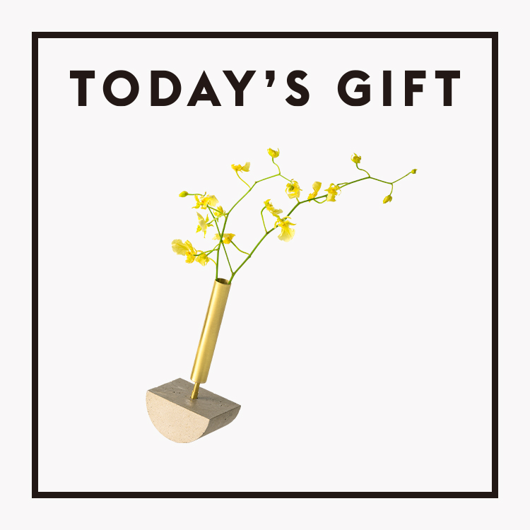 【今日のギフト】生ける花によって傾く角度が変化。〈Hyatotsutsumi〉のフラワーベース