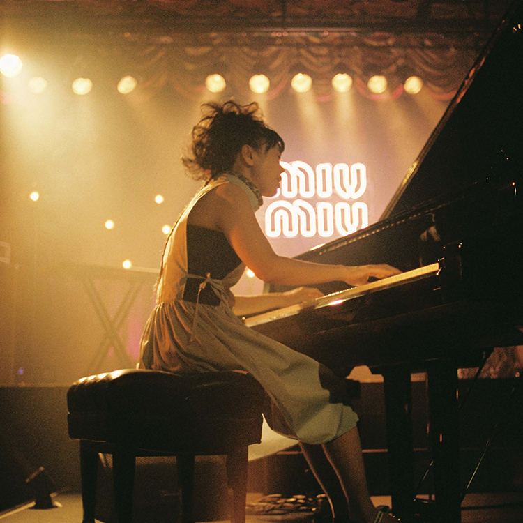 〈ミュウミュウ〉が日本のジャズ文化に注目する理由。「Miu Miu Jazz Club Tokyo 2026」レポート