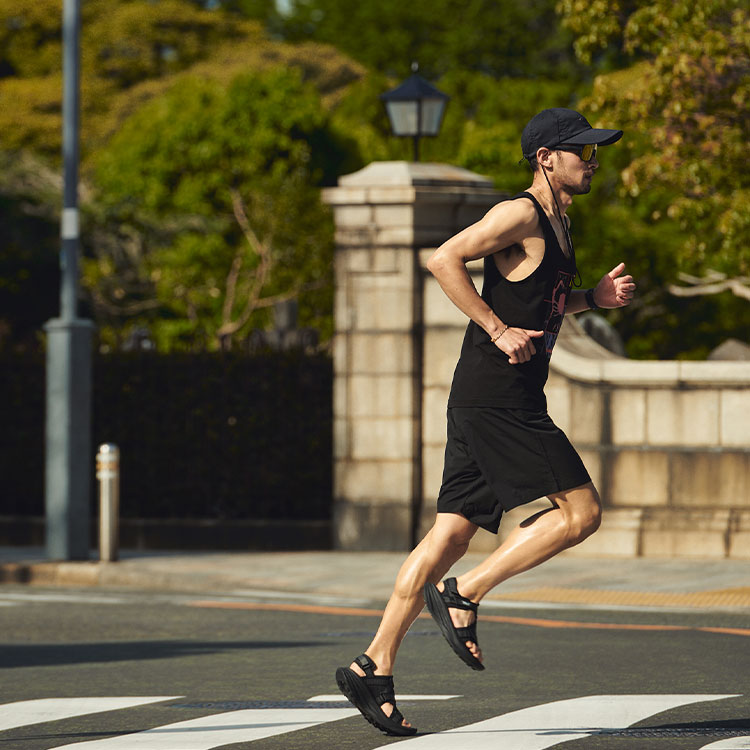[PR]〈テバ〉が打ち出すランニングサンダルなら、街からオフロードまで軽快なランが楽しめる