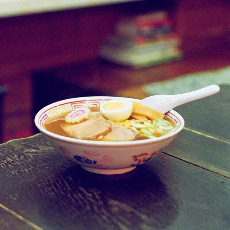「ラーメン大好き小池さん」が食べた〈松葉〉のラーメン。トキワ荘の住人を虜にしたその魅力とは？