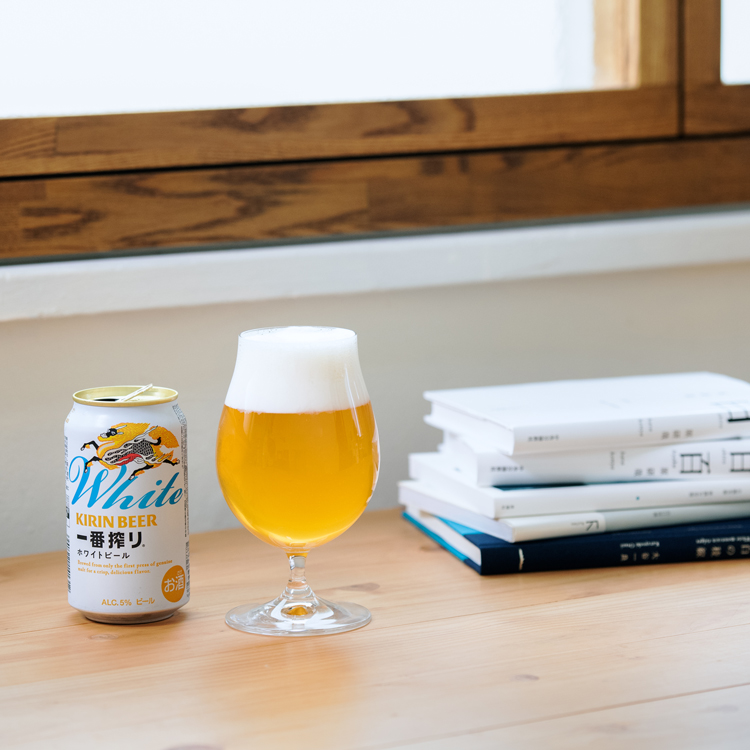 [PR]余白のある書店、〈森岡書店〉の森岡督行が選ぶ、白い本とホワイトビール
