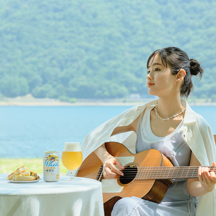 [PR]自然に身を置くと、曲の輪郭が浮かぶ。湖畔にて、シンガーソングライター・藤原さくらとホワイトビール