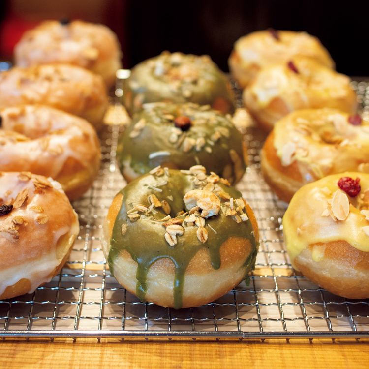 田園に佇む古民家で味わうポップなドーナツ。長野／安曇野〈HOW DOUGHNUTS〉