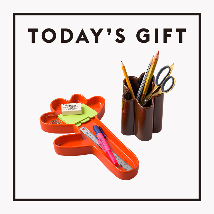 【今日のギフト】ポップな花形が目を引く。〈The Conran Shop〉のペントレーとペンポット