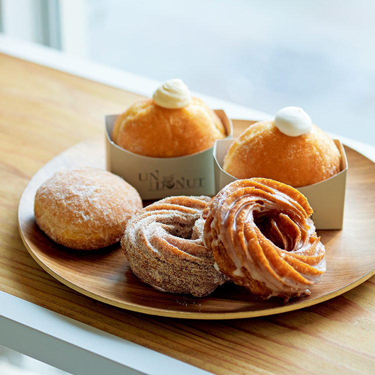 パネットーネ種の生地で包むクリームを味わうドーナツ。清澄白河〈UN DONUT〉