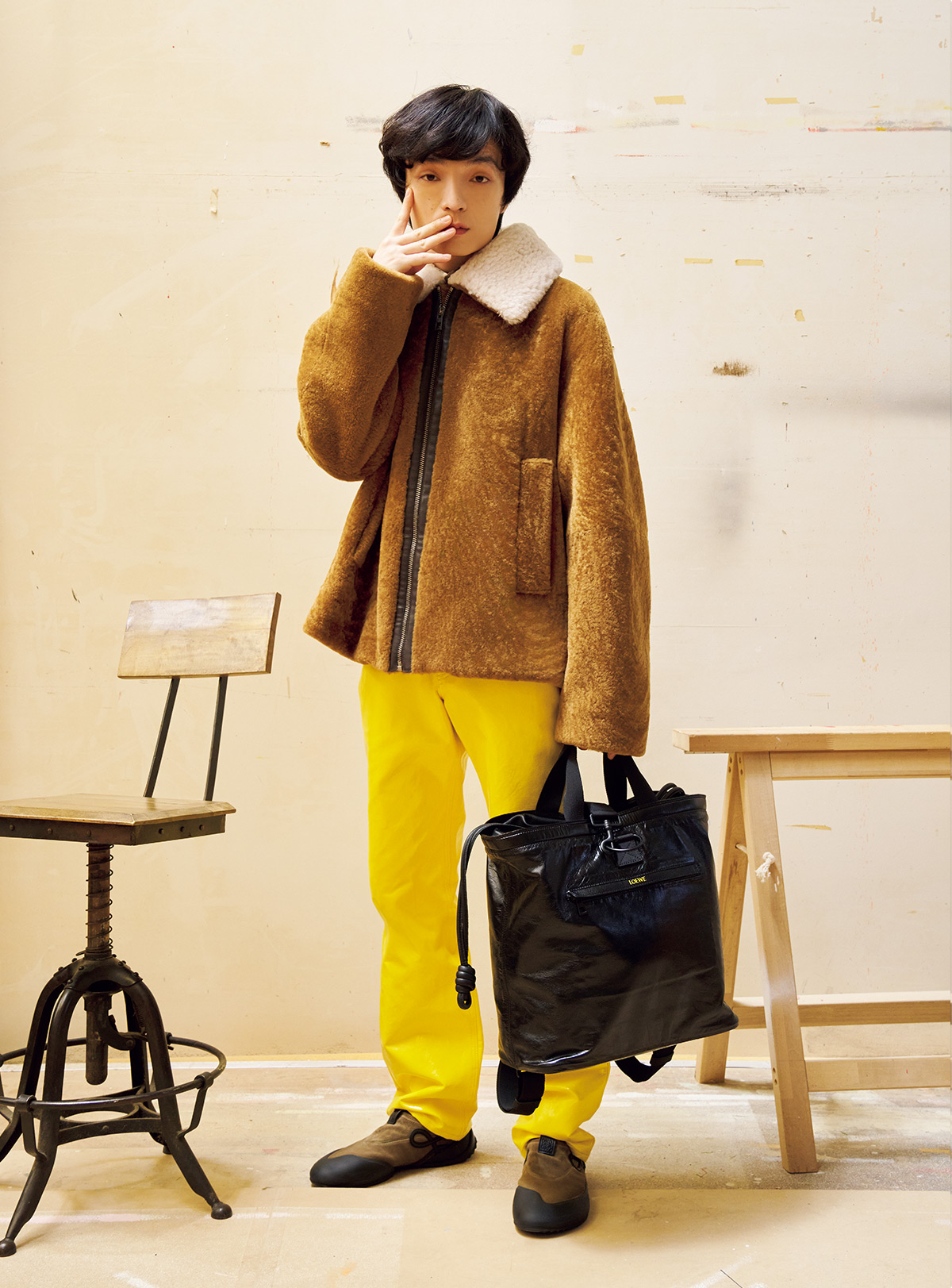 ロエベ〉2026年秋冬コレクションを、俳優・岡山天音が着こなす