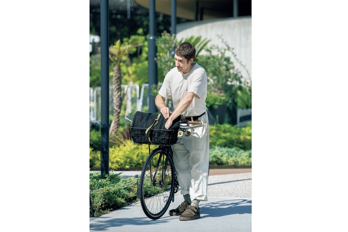 自転車のカゴに荷物を入れる様子
