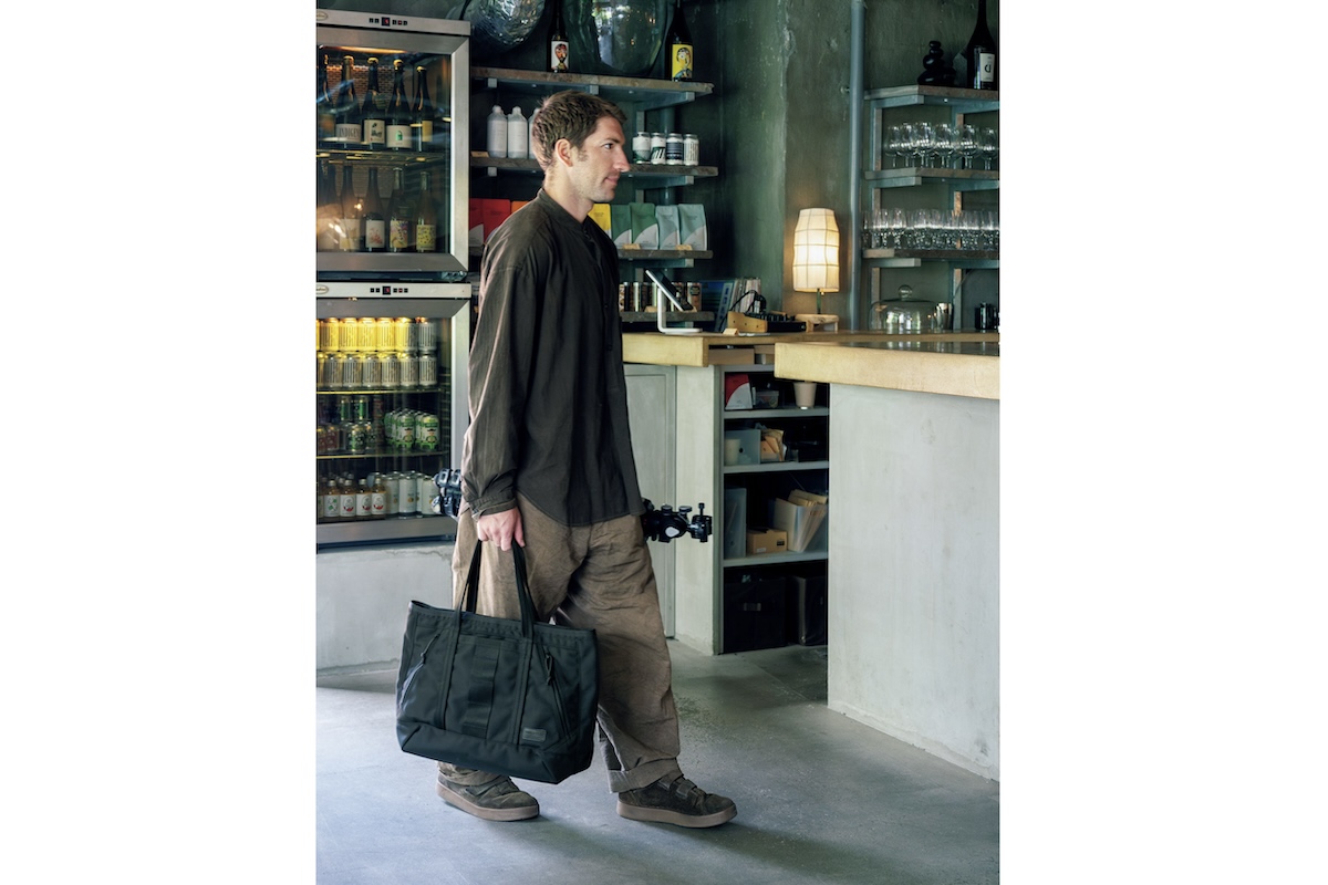 BRIEFINGのDELTA MASTER TOTE M SQDを持つマックス・ハウゼガ