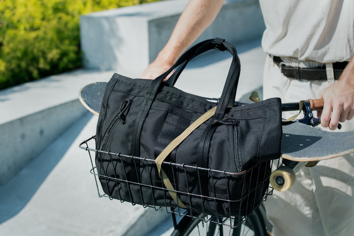 自転車のカゴの中の《DELTA MASTER TOTE M SQD》