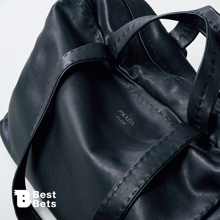 使い込んだ革の表情を演出。〈PRADA〉のバッグ：Brutus Best Bets