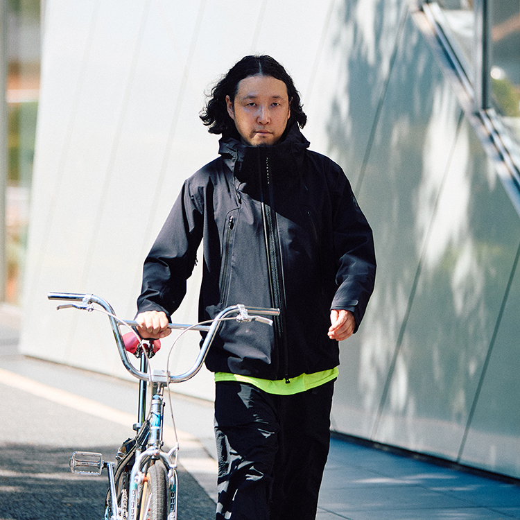 [PR]「美しいことも、一つの機能」。プロダクトデザイナー・角田陽太が〈デサント オルテライン〉のシェルジャケット「クレアス」に惹かれる理由
