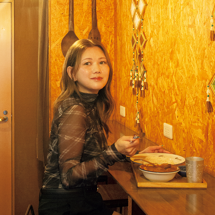 「やってやるぞ!」とエネルギーが湧いてくる。作家・金原ひとみの好きなカレー屋の話