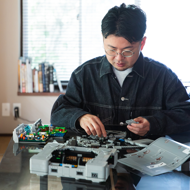 [PR]レゴブロックとゲームが原体験にある建築家・クマタイチが組み立て、飾る「レゴ PlayStation」